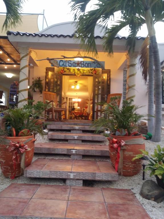 拉帕尔格拉Casa Bonita Inn的一座楼前种有棕榈树的餐厅