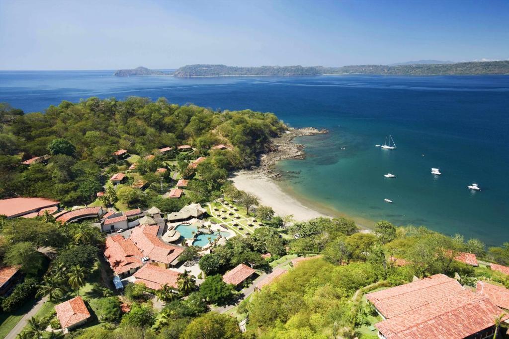 CulebraSecrets Papagayo All Inclusive - Adults Only的水上船只的度假村空中景观