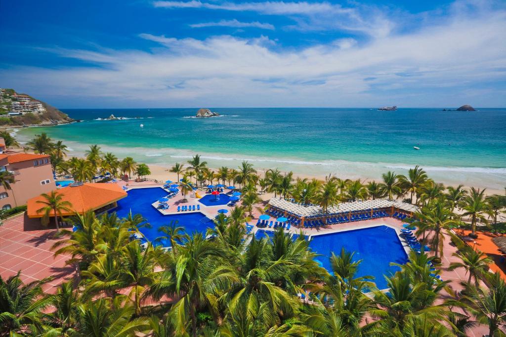 伊斯塔帕Barceló Ixtapa - All Inclusive的享有度假村和海滩的空中景致