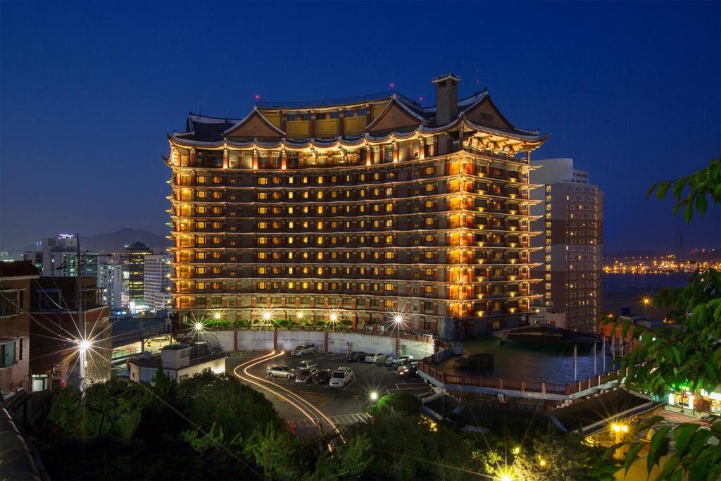 釜山附上将军酒店的一座在晚上有灯的大建筑