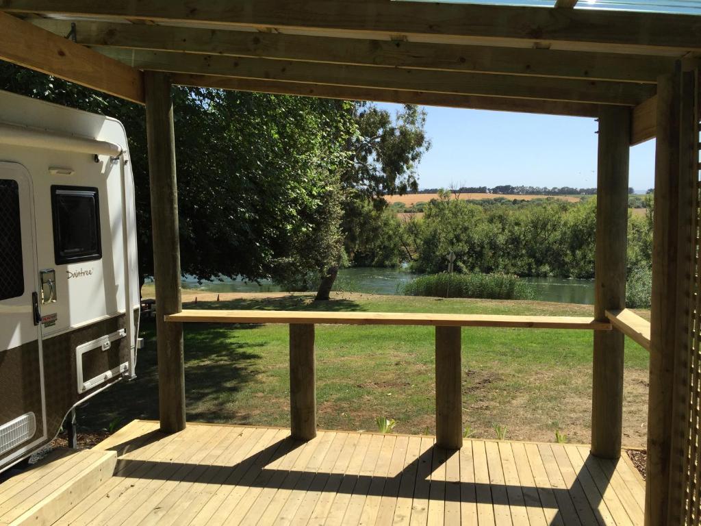 LongfordLongford Riverside Caravan Park的从露营车前门可欣赏到河景