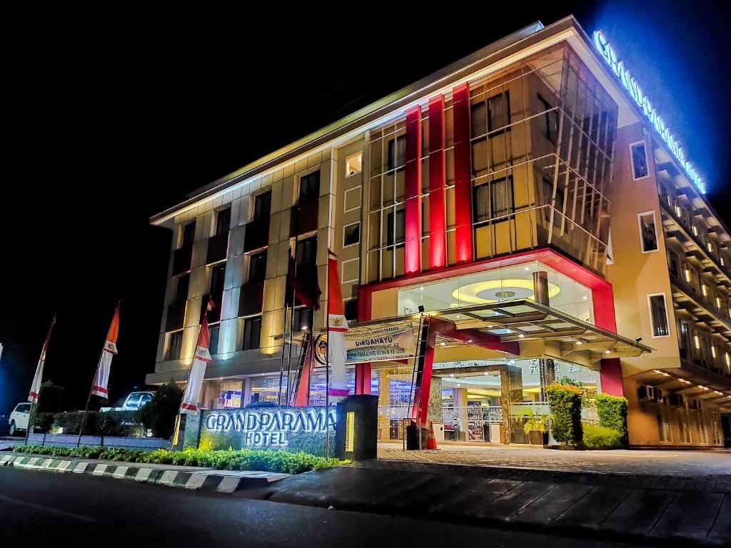 Tanjungredep大帕拉玛酒店的一座有红黄灯的建筑