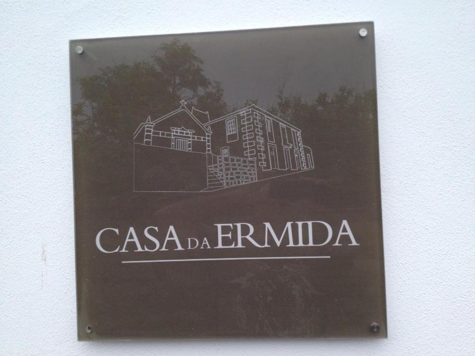 韦拉斯Casa da Ermida的一座casa erimimo建筑的标志