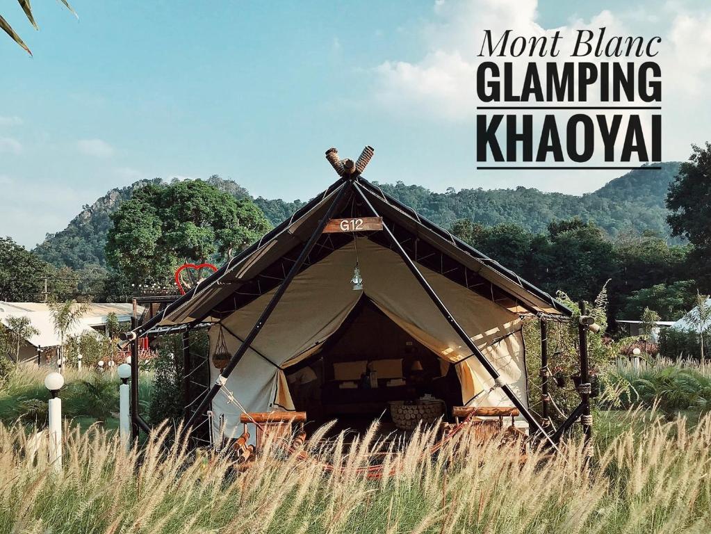 慕斯Mont Blanc Glamping Khao Yai的山 ⁇ 野营王国的草田里的一个帐篷