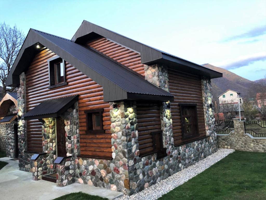 科拉欣Stone Lodge 2的小木屋,设有黑色屋顶