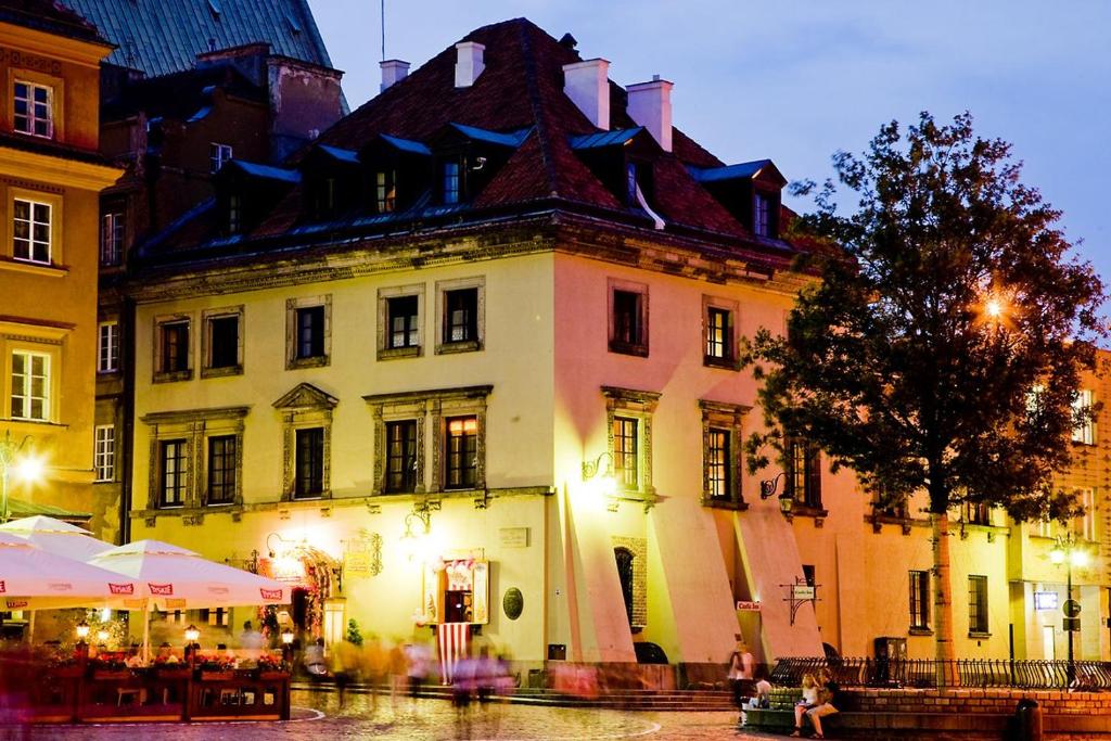 华沙城堡酒店的黑色屋顶的白色大建筑