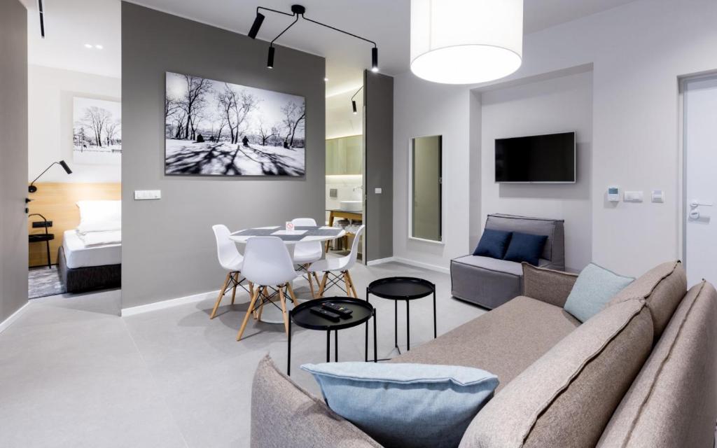 贝尔格莱德Teanna Lux Apartments的客厅配有沙发和桌子