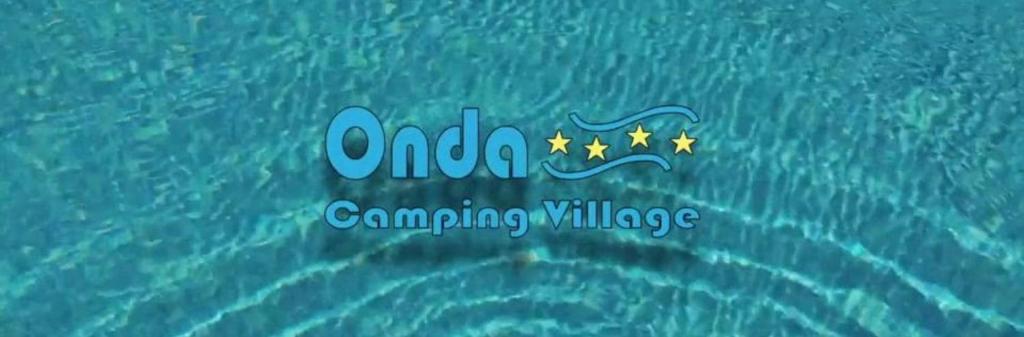 阿尔代亚Onda Camping Village的亚马逊露营村的标志