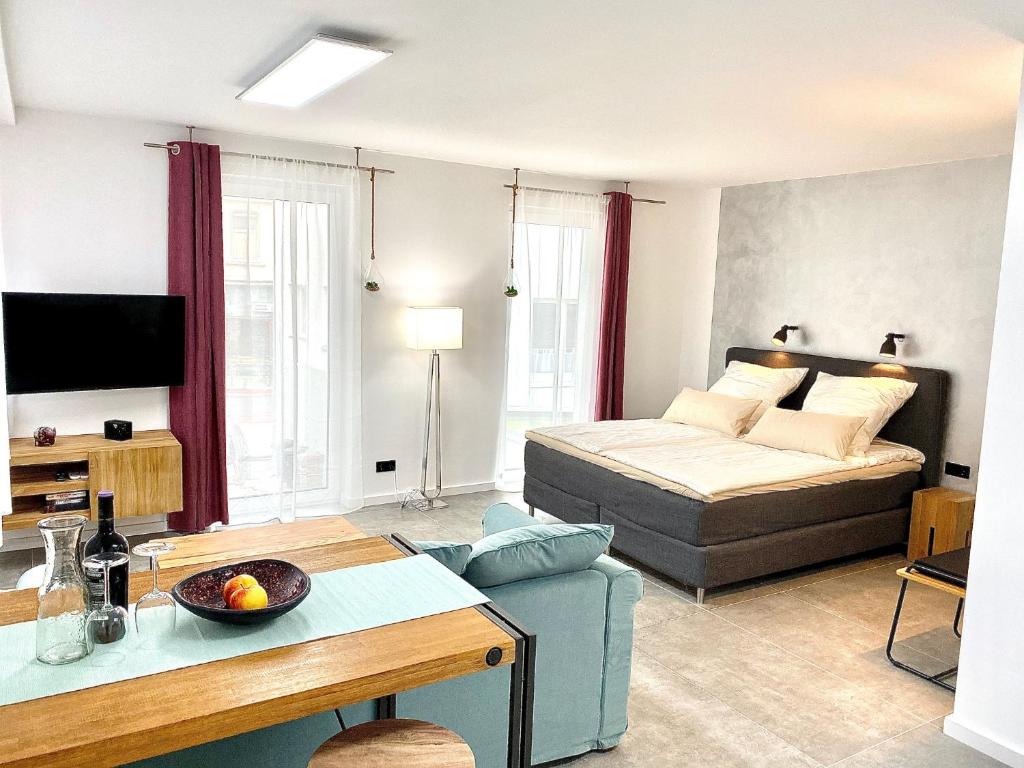 汉诺威City Apartments Hannover的客厅配有床和沙发