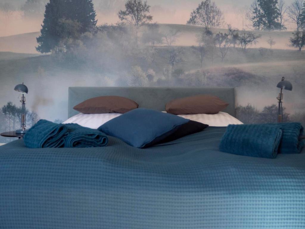 格拉茨Blue flat by GrazRentals best location & free parking的一间卧室配有一张带蓝色床单和枕头的床。