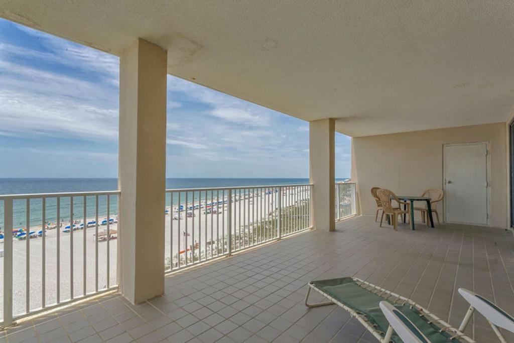 奥兰治比奇Bluewater Apartments III的享有海滩美景的阳台