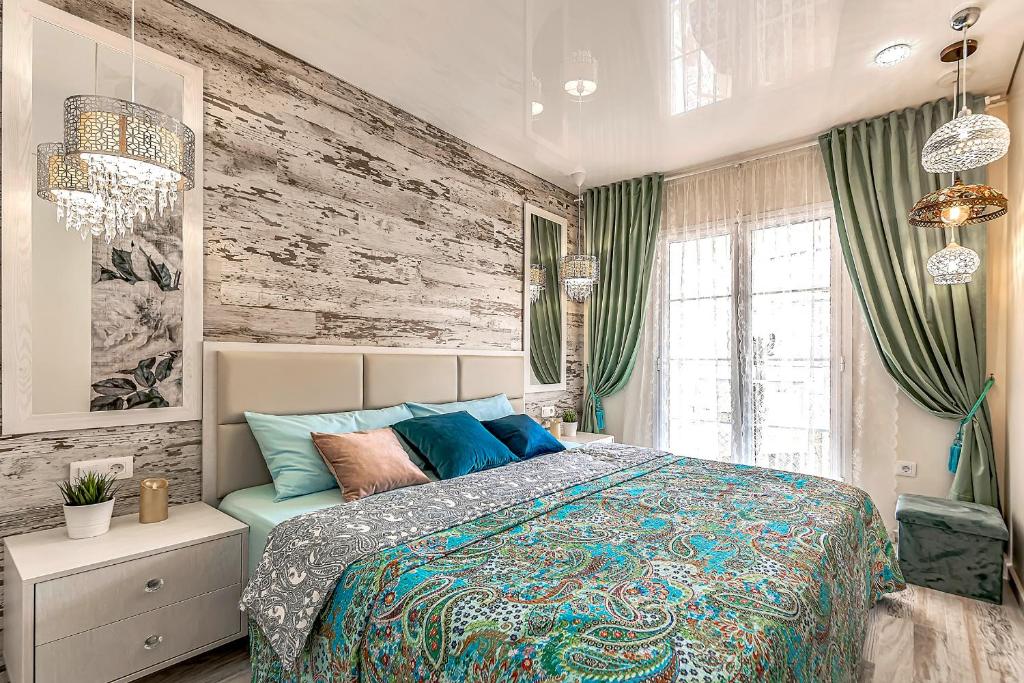 阿德耶Luxury apartment Orlando的一间卧室设有一张床和木墙