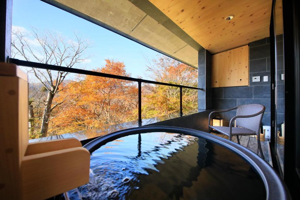 箱根Centurion Hakone Bettei的一座享有树林美景的别墅内的游泳池