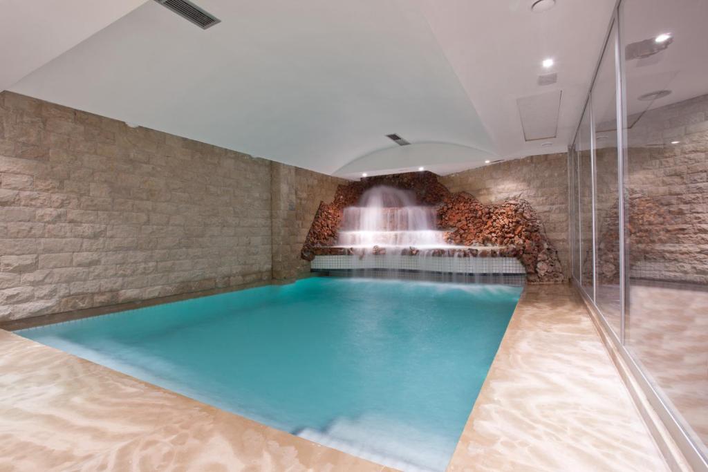 卡萨布兰卡艺术宫Spa套房酒店的一个带瀑布的游泳池