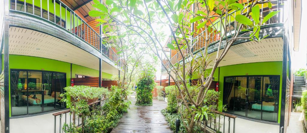 丽贝岛丽拉瓦迪利普度假村的一座建筑,走廊上种植了植物