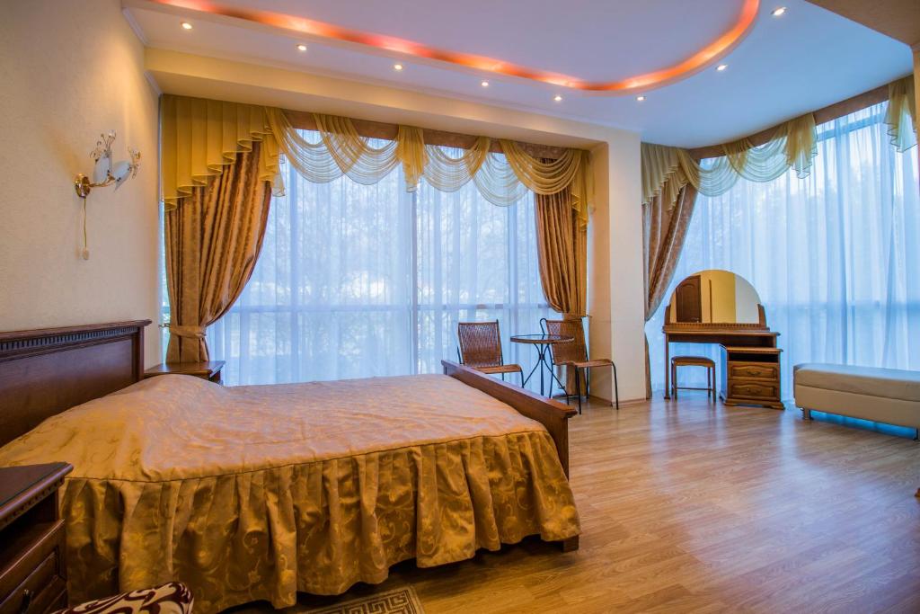 格连吉克Hotel Moskva的一间卧室配有一张床和一张书桌
