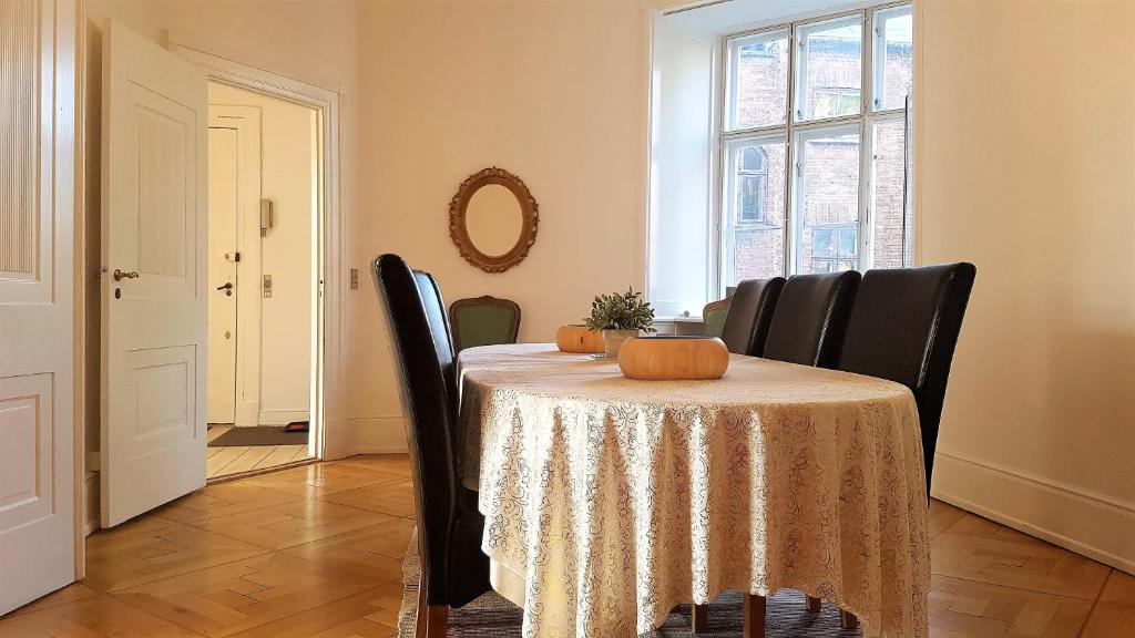 哥本哈根阿布勒瓦特公寓的用餐室配有带南瓜的桌子
