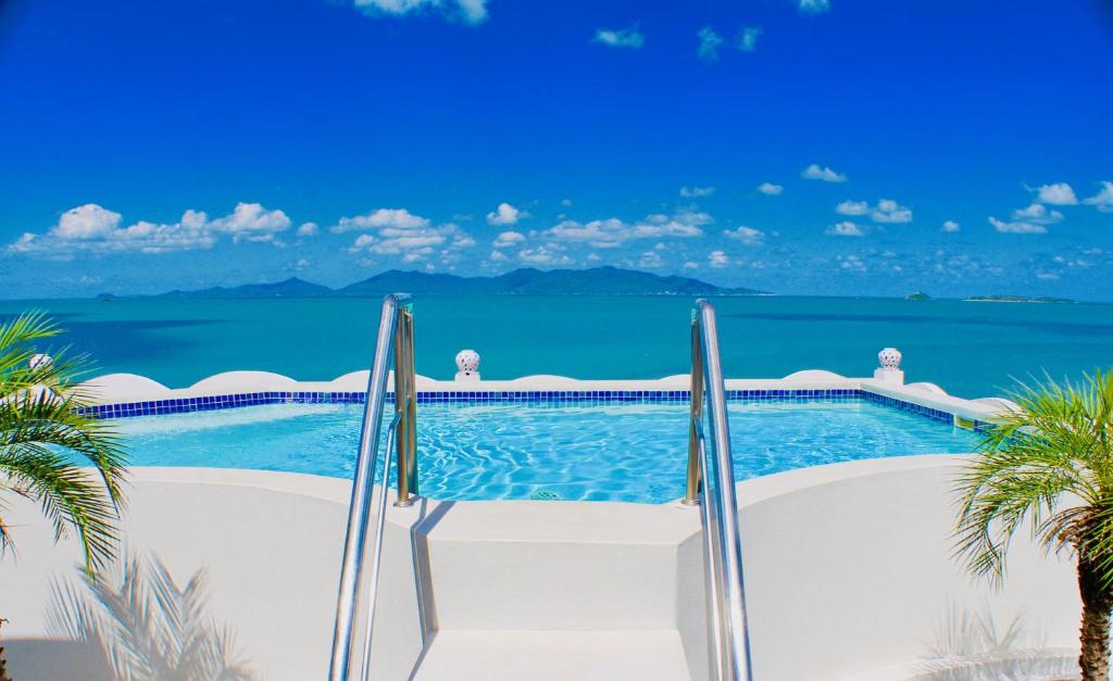 波普托苏梅岛庄园渔人村酒店的一座背景海洋的游泳池