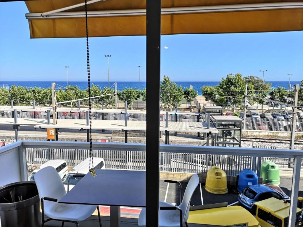 卡里拉Luxury Apartment Accommodation, next to beach & train station Calella的一个带桌椅的海景阳台