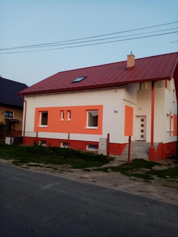 IvachnováIvachnová 84的红色和白色的房子,有红色屋顶