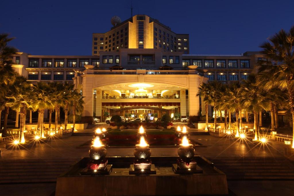昆明昆明翠湖宾馆的一座建筑前面有喷泉和棕榈树