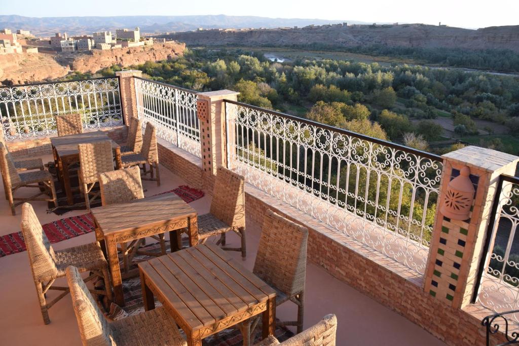 凯拉Kasbah Assafar的设有一个配有桌椅的阳台,享有美景。