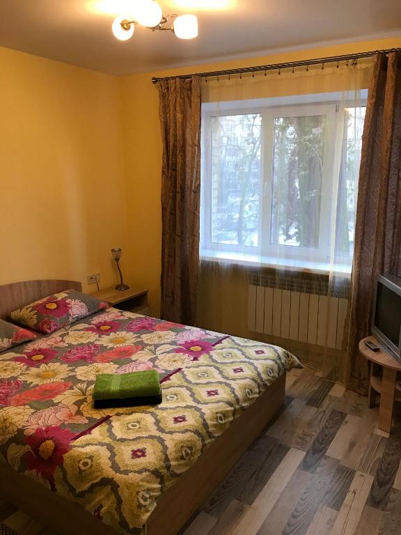 基辅Киев сдам посуточно ул Доброхотова 28 Daily rent Kyiv st Dobrokhotova 28的一间卧室设有一张床和一个窗口