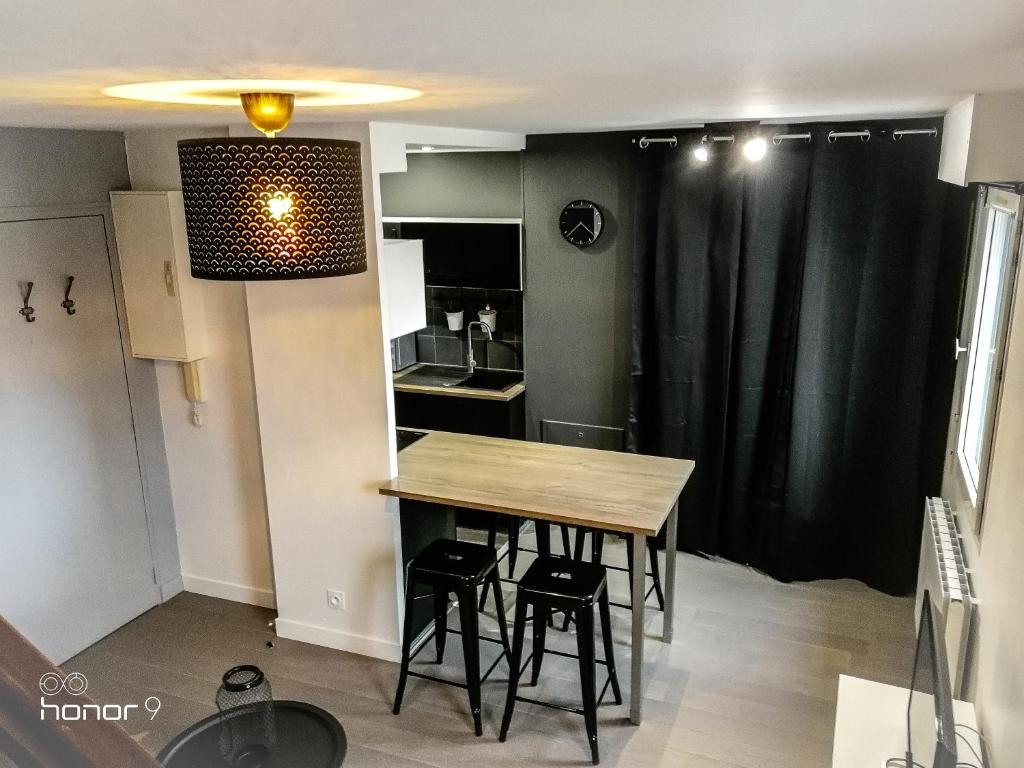 雷恩Appartement Le 146 Bis, avec Parking的一间厨房,里面配有桌椅