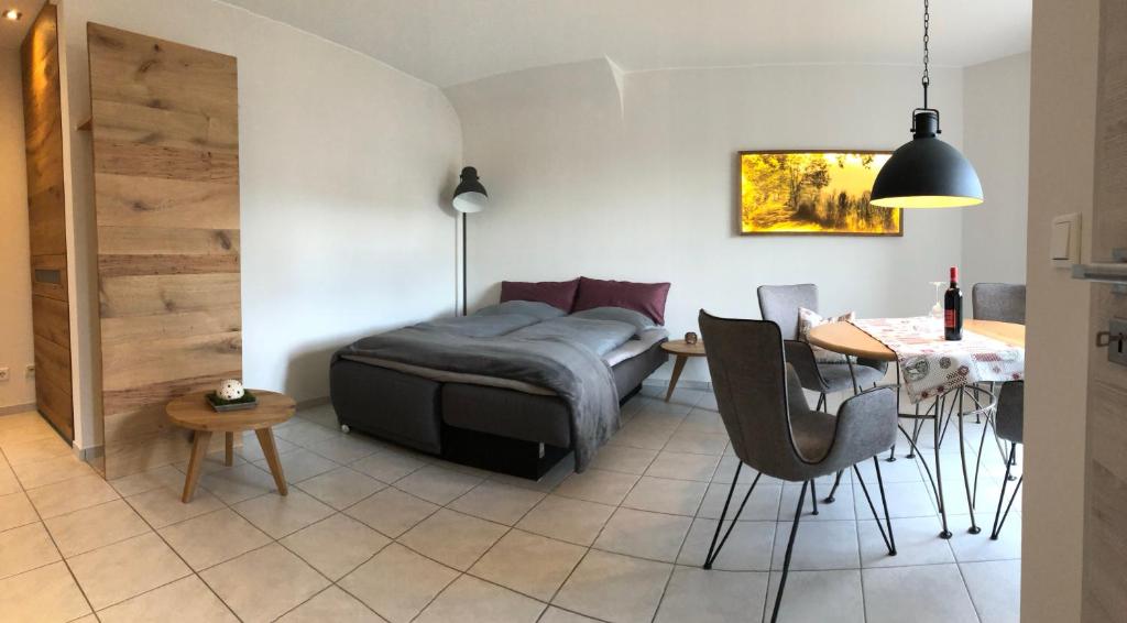 温特贝格An den Bergwiesen的客厅配有床和桌椅