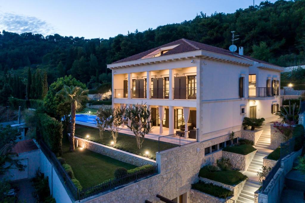 斯普利特Exclusive Villa Marnano - Split center的享有花园房屋的空中景致