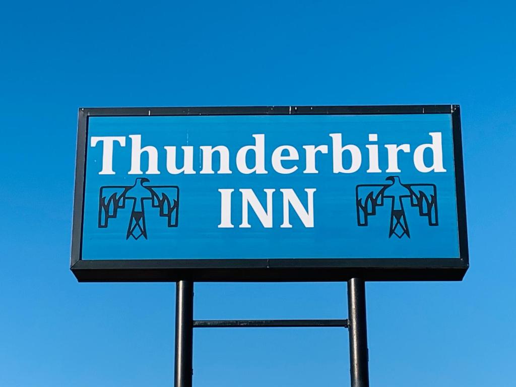 利柏提Thunderbird Inn的雷鸟语中的蓝色标志