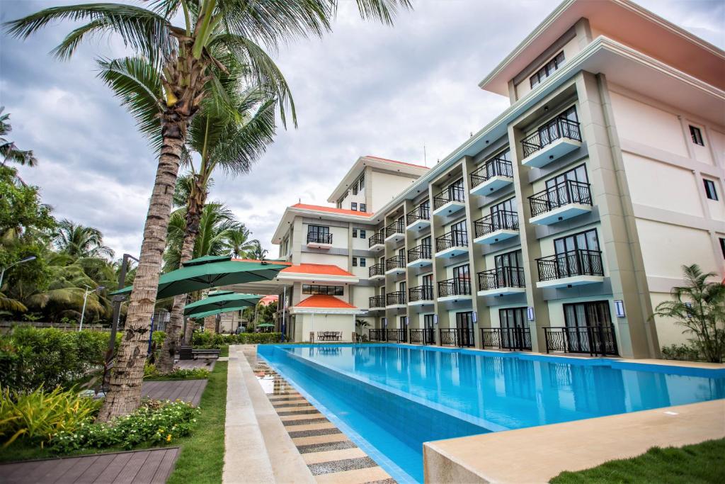 公主港科斯塔巴拉望度假酒店的大楼前设有游泳池的酒店