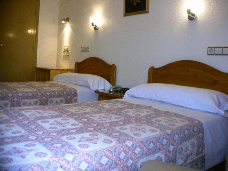 阿尔切纳帕拉酒店的一间酒店客房,房间内设有两张床