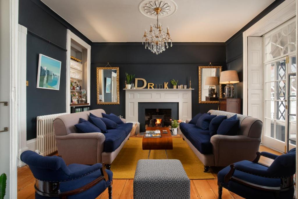 莱姆里吉斯多赛特旅馆的客厅配有蓝色的家具和壁炉