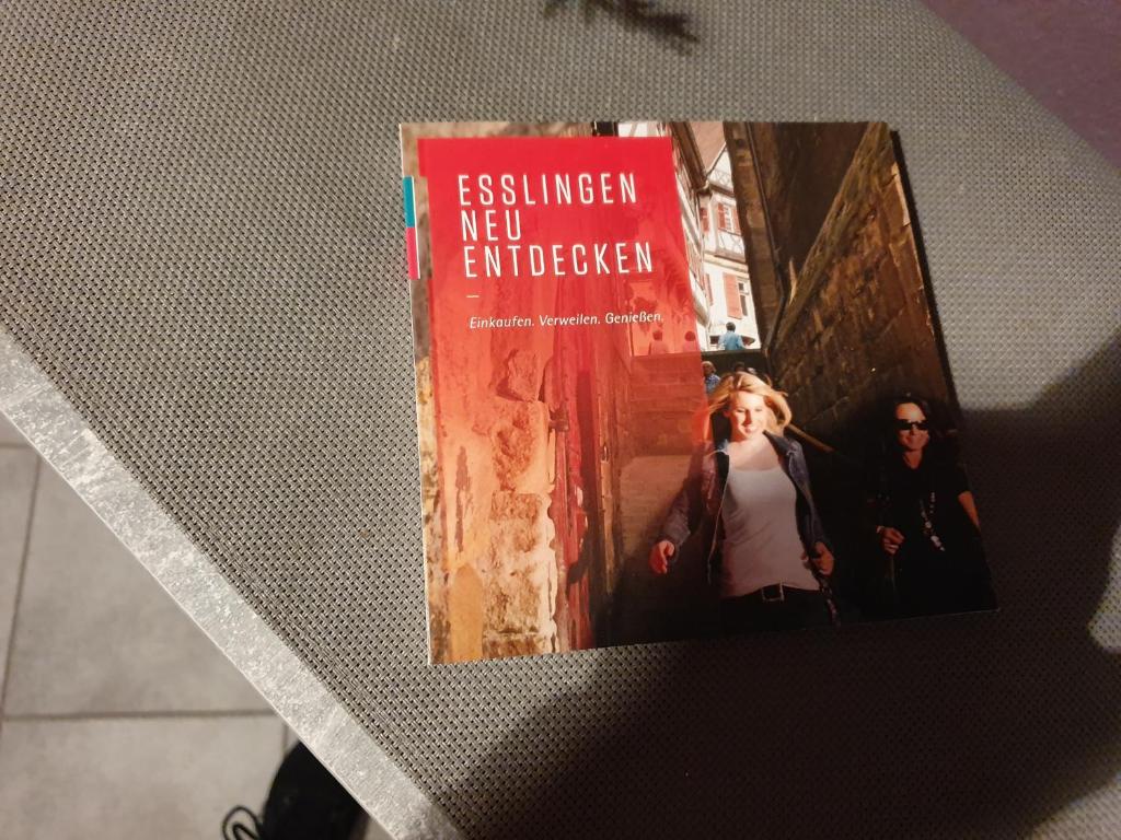 埃斯林根Megi的墙上的书,上面有照片