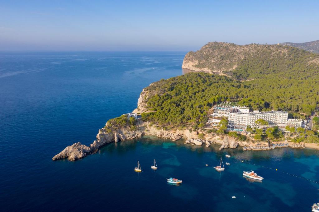 帕格拉科罗纳多海水浴温泉酒店的享有海岛的空中景色,在水中划船