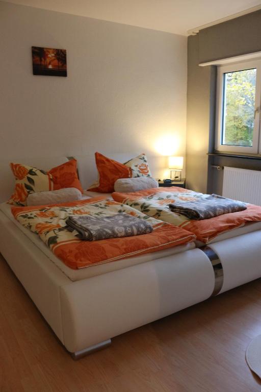 瓦尔多夫Appartment in Walldorf mit Schlafzimmer, Küche und Bad的窗户客房内的一张大床