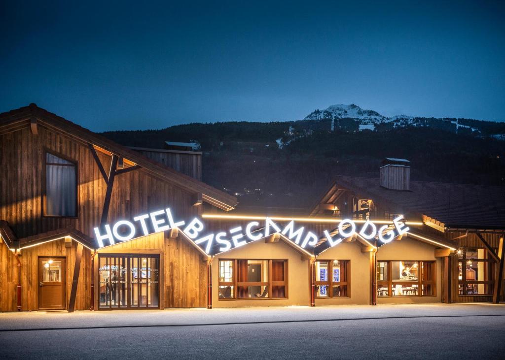圣莫里斯堡Hotel Base Camp Lodge - Bourg Saint Maurice的建筑一侧有标志的酒店
