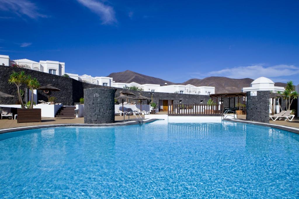 普拉亚布兰卡Apartamentos LIVVO Coloradamar的一座位于山间度假村内的游泳池