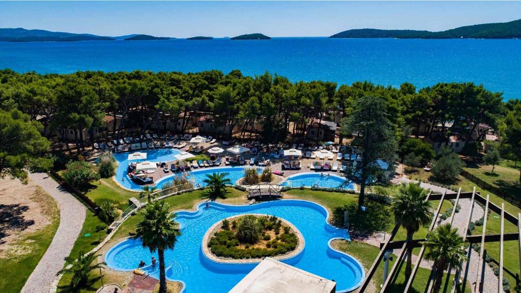 希贝尼克Amadria Park Beach Hotel Niko的享有度假胜地的空中景致,设有2个游泳池