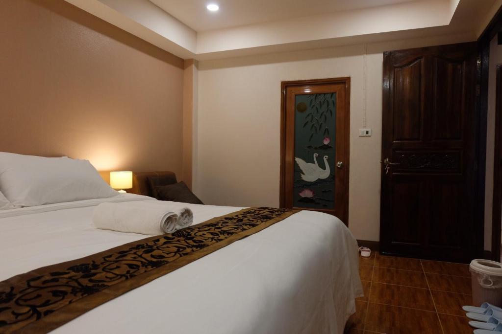 Ban I-Ko Pa Kluaiดอยตุงเฮงธนาโฮมสเตย์的一间酒店客房,设有一张床和一扇门
