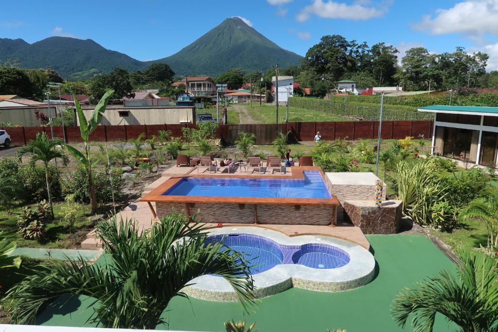 福尔图纳塞格莱托拉富勒杜纳酒店的山脚下的院子内的游泳池