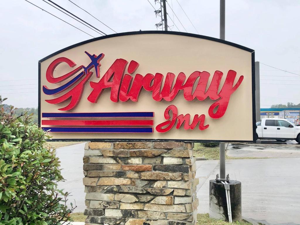 休斯顿Airway Inn - IAH Airport的街道上航空旅馆标志