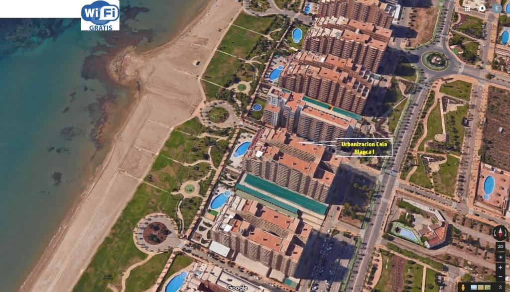 卡瓦内斯Apartamento 1ª Línea de mar en Marina d'Or con césped y playa [Familiar]的城市地图,有建筑和水