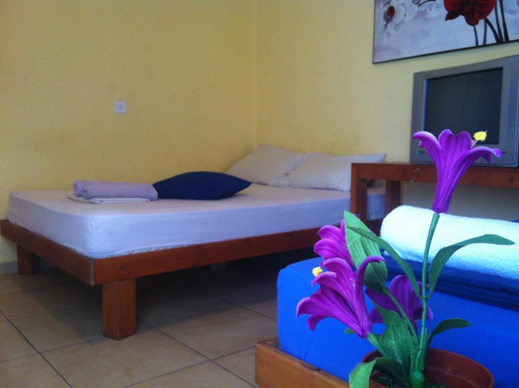 特拉维夫Hotel 28的一间卧室设有两张床和紫色花卉