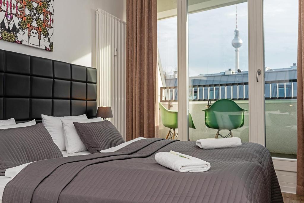 柏林罗森塔尔公寓式酒店的一间卧室配有一张大床和两条毛巾