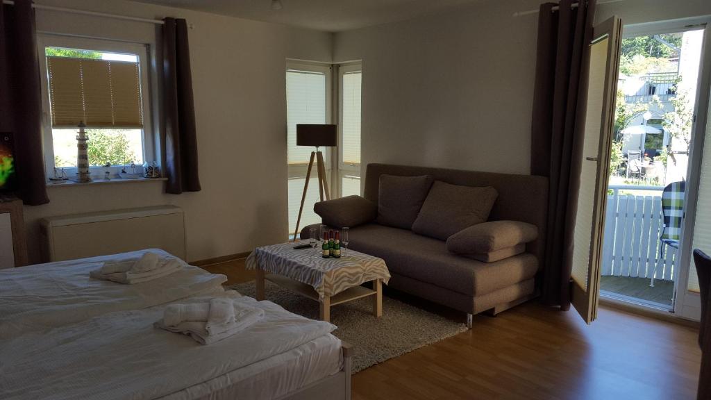 萨斯尼茨Villa Monika的一间卧室配有一张床、一张沙发和一把椅子