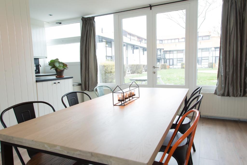 米德尔克尔克ESCARGOT的餐桌、椅子和大窗户