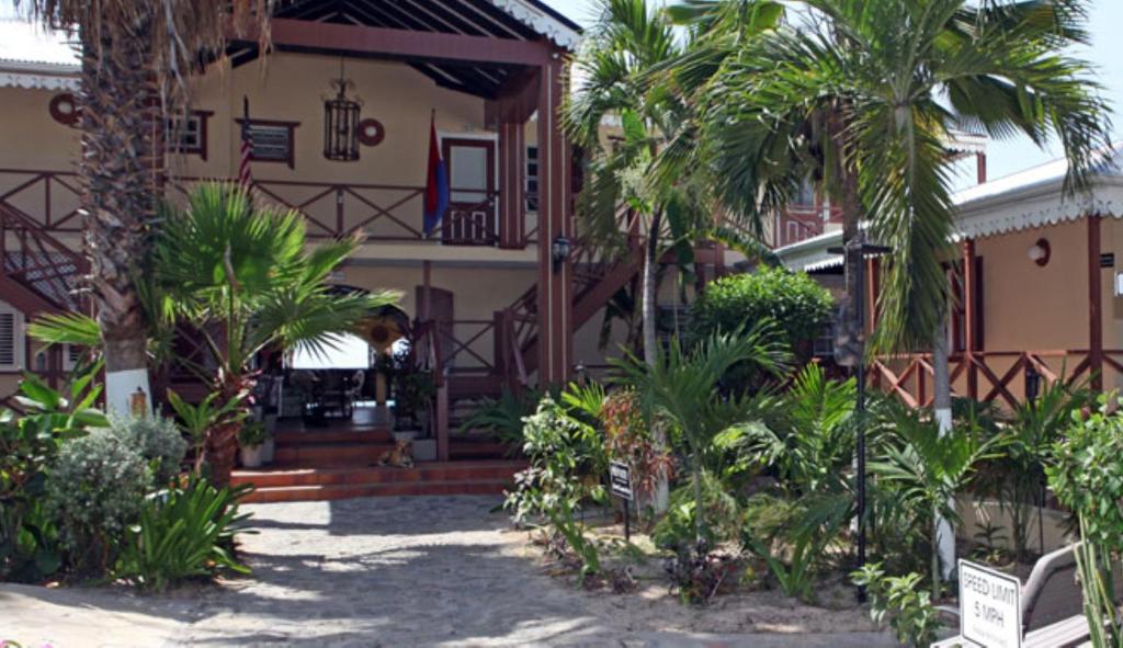 辛普森湾玛丽恩赐海滩种植园度假酒店及spa中心的前面有棕榈树的房子