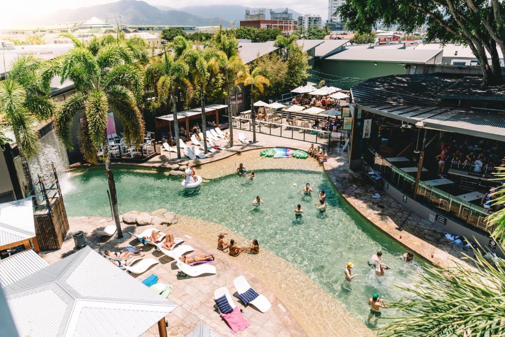 凯恩斯Gilligan's Hotel & Resort Cairns的游泳池的顶部景色,水面上的人